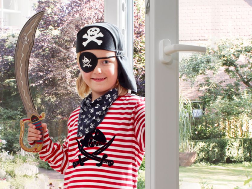 Kind in Piratenverkleidung symbolisiert Fensterschutz